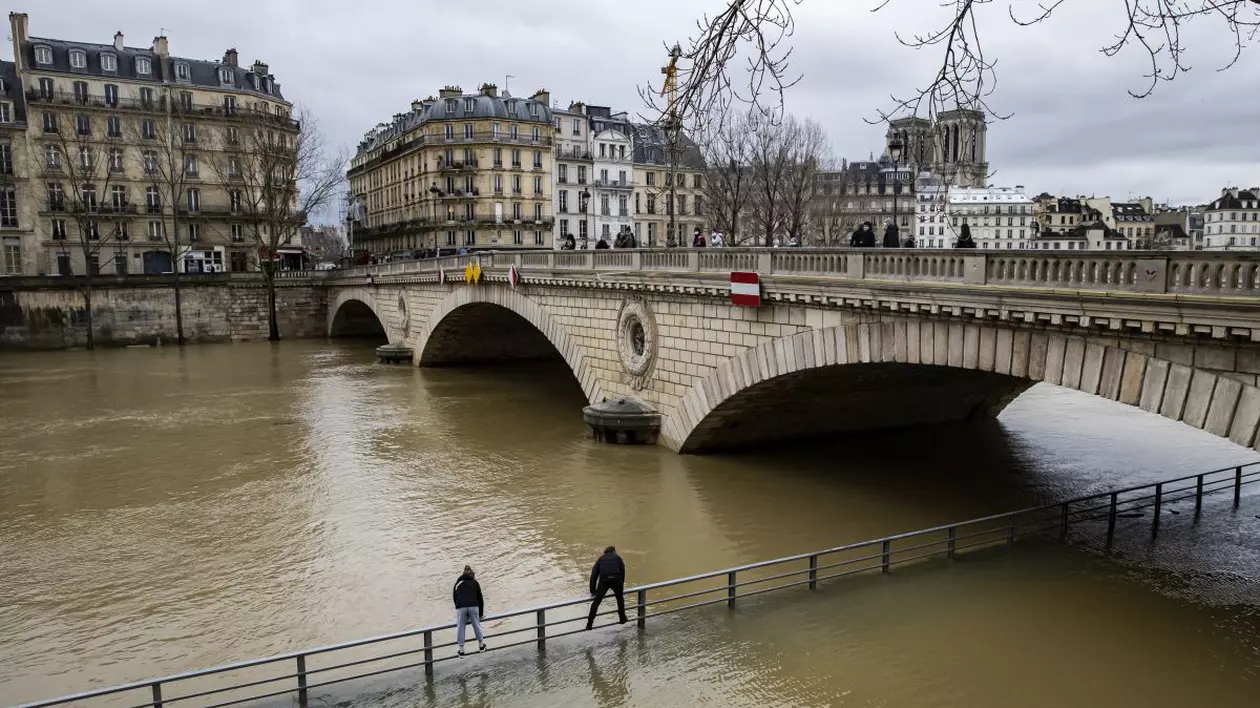 Sena a ieșit din matcă. Autoritățile din Paris au emis cod galben de inundații