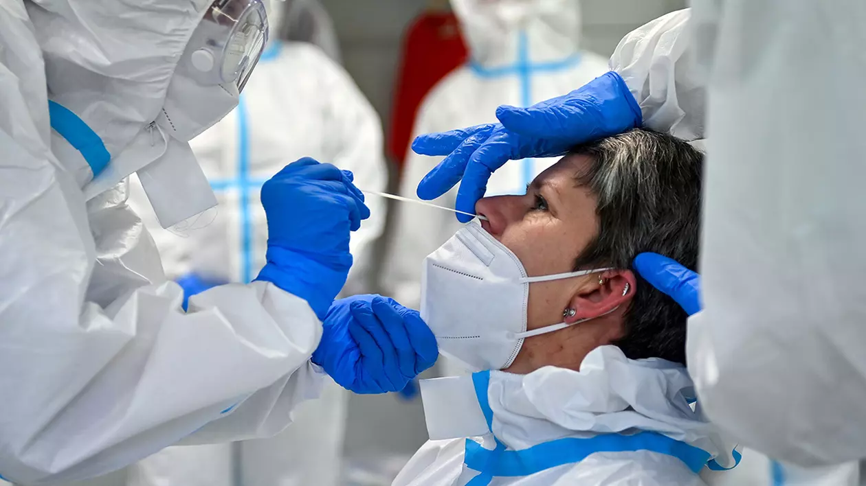 Sistemul medical privat, venituri-record de 15 miliarde de lei în anul pandemiei. Aproape un leu din cinci plătiți la privat este câștig net. Personal medical care preia probe nazale pentru teste de coronavirus