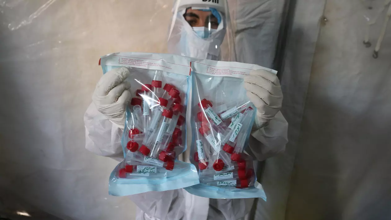 Lipsa pungilor de plastic pune în pericol producția de vaccinuri anti-COVID-19