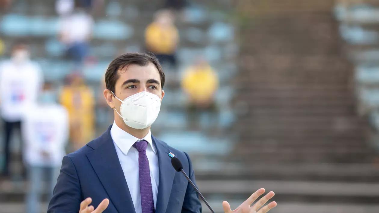 Claudiu Năsui despre legea Romexpo: „Nu ne vindem țara, o dăm pe degeaba. Cu banii pe teren putem plăti ajutoarele promise pentru Horeca“. Năsui făcând un gest cu mâinile