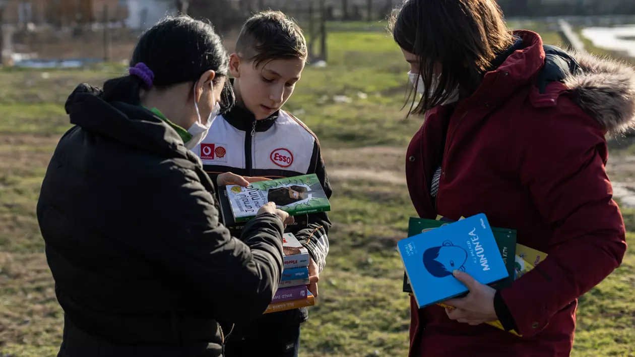 REPORTAJ. Întoarsă din Londra, o învăţătoare dintr-o comună din Deltă le aduce elevilor biblioteca la poartă: „Mulţi dintre copii nu au nici o carte acasă”