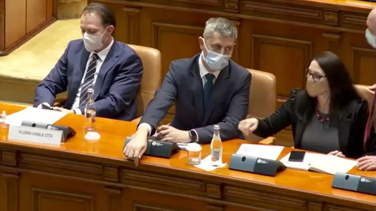 33 de secunde cu Dan Barna în Parlament. Momentul în care un angajat al Camerei este chemat să ridice ochelarii scăpați pe jos de vicepremier