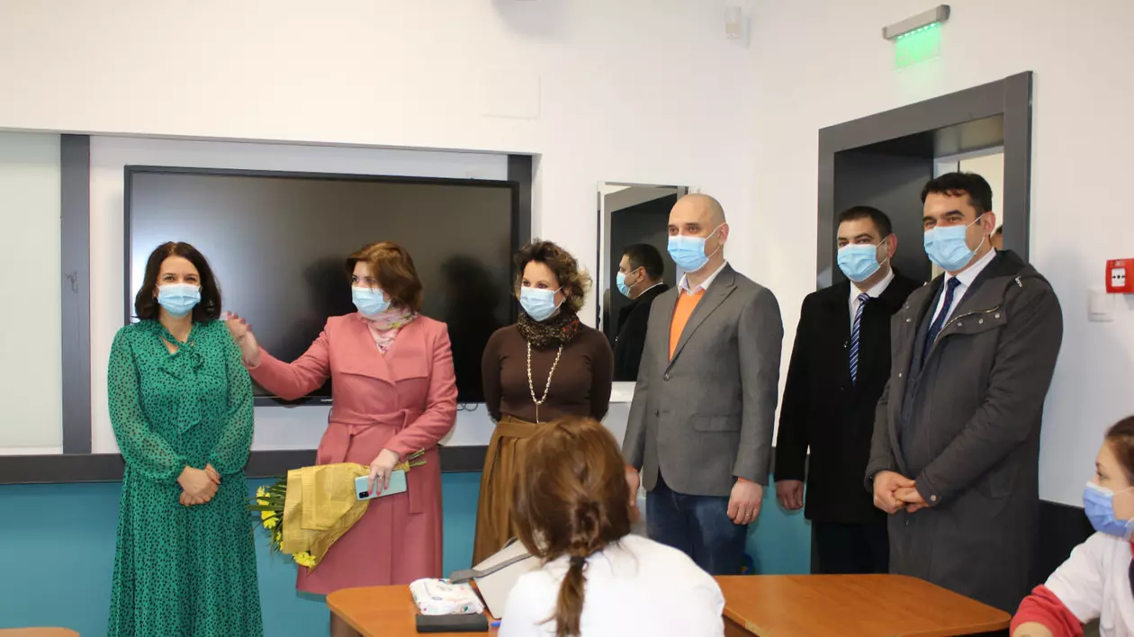 Primarul Sectorului 2 a intrat în săli de clasă, deși nu avea voie. Foto: Facebook
