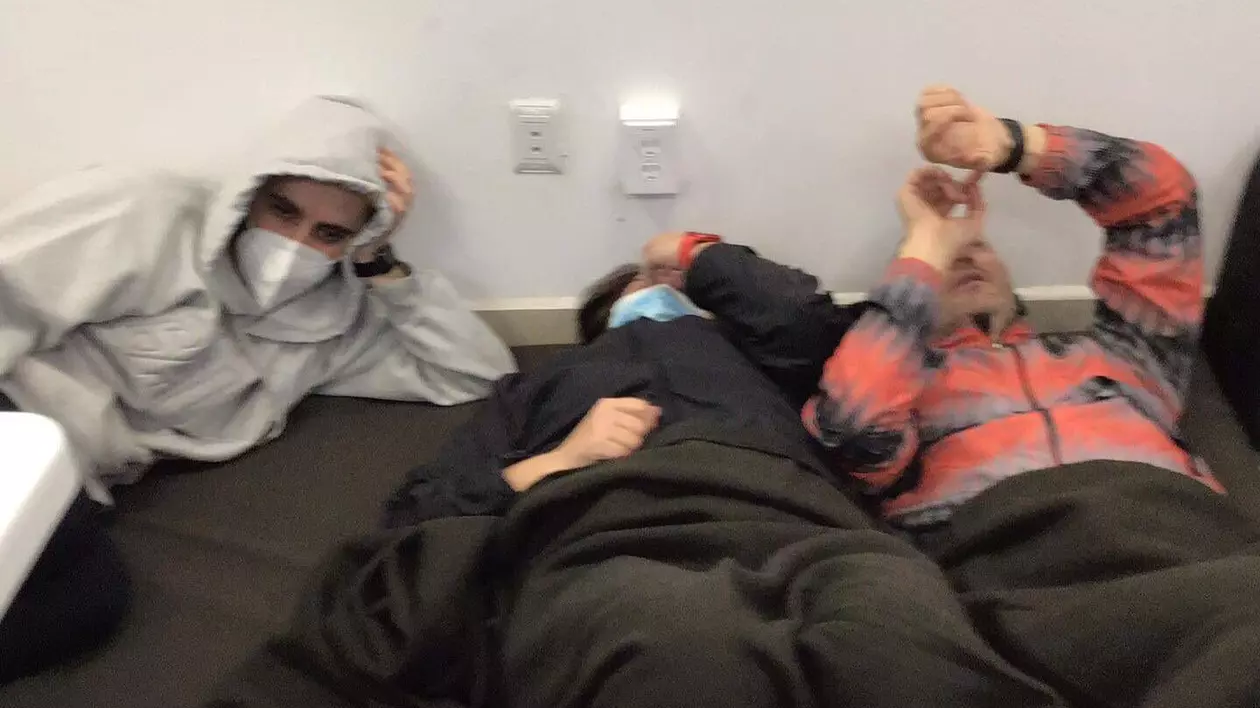 Apel disperat din Mexic. Peste 80 de români, blocați de autorități pe aeroportul din Cancun. „Ne bruschează, suntem ținuți închiși”. Reacția MAE