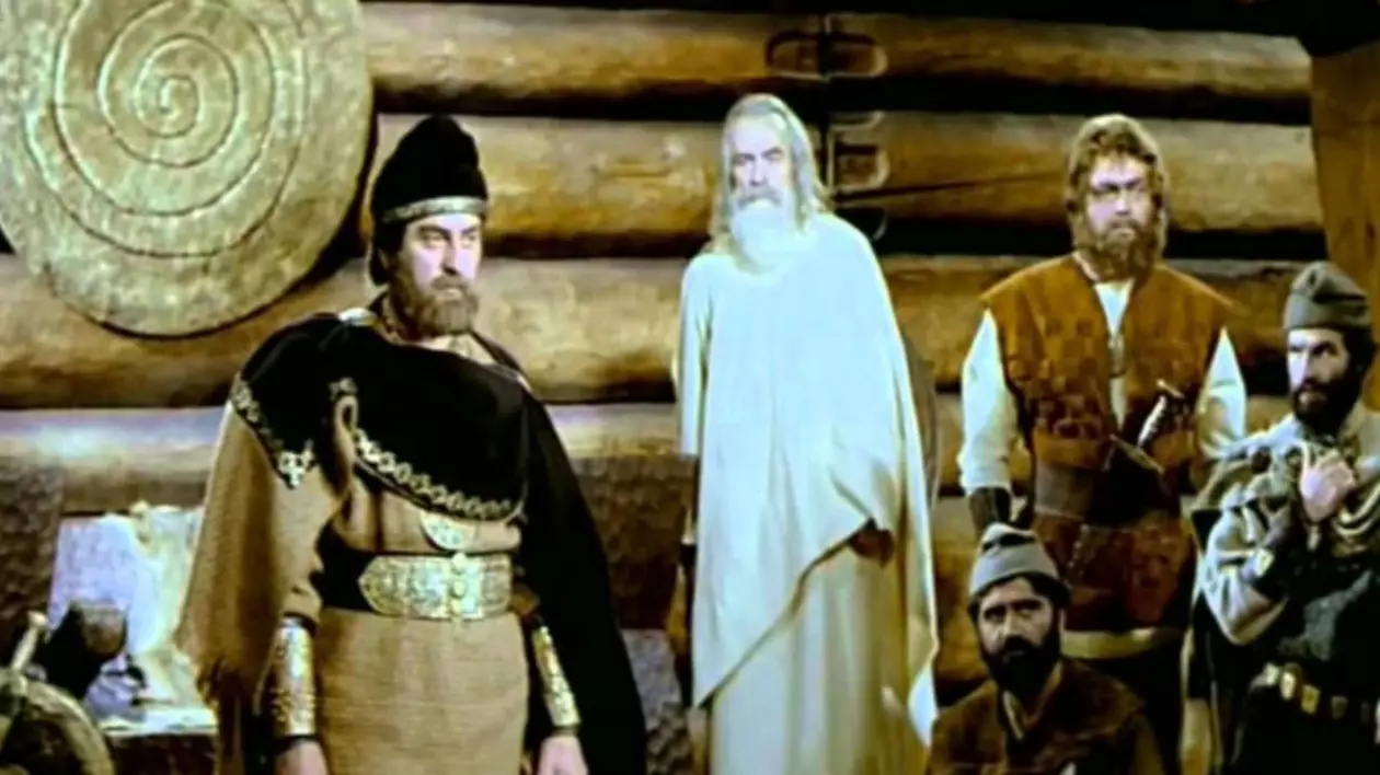 Dacă TVR vrea să întrețină nostalgii comuniste, de ce nu difuzează discursurile lui Ceaușescu, în loc de filmele  lui Sergiu Nicolaescu?