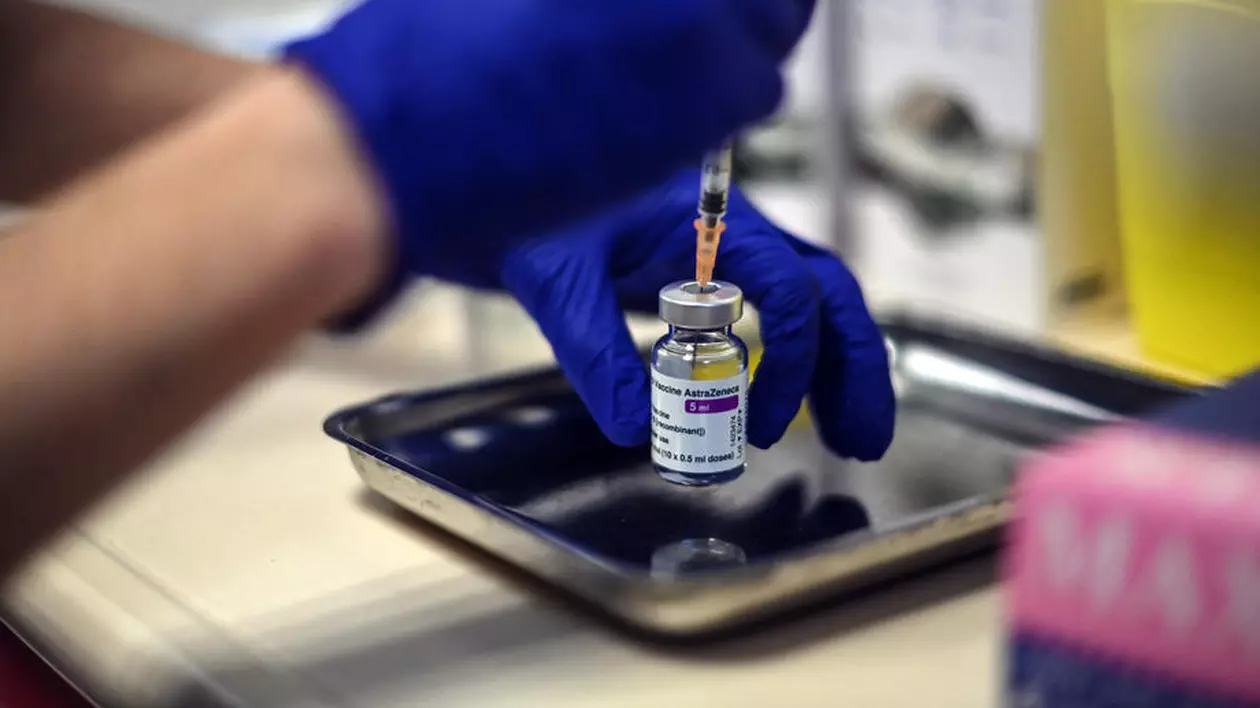 Programările pentru vaccinul AstraZeneca încep de miercuri. Când se vor administra primele doze