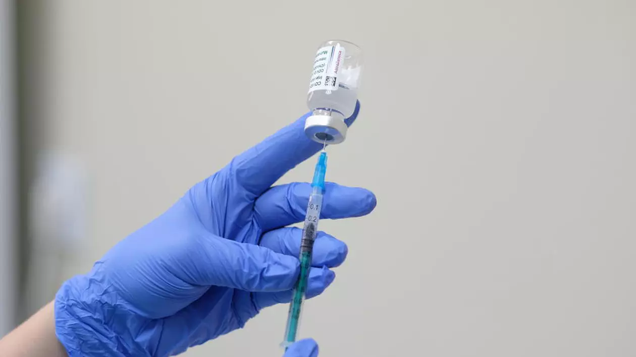 România începe luni vaccinarea cu AstraZeneca. Peste 142.000 de persoane, programate pentru imunizare cu acest vaccin