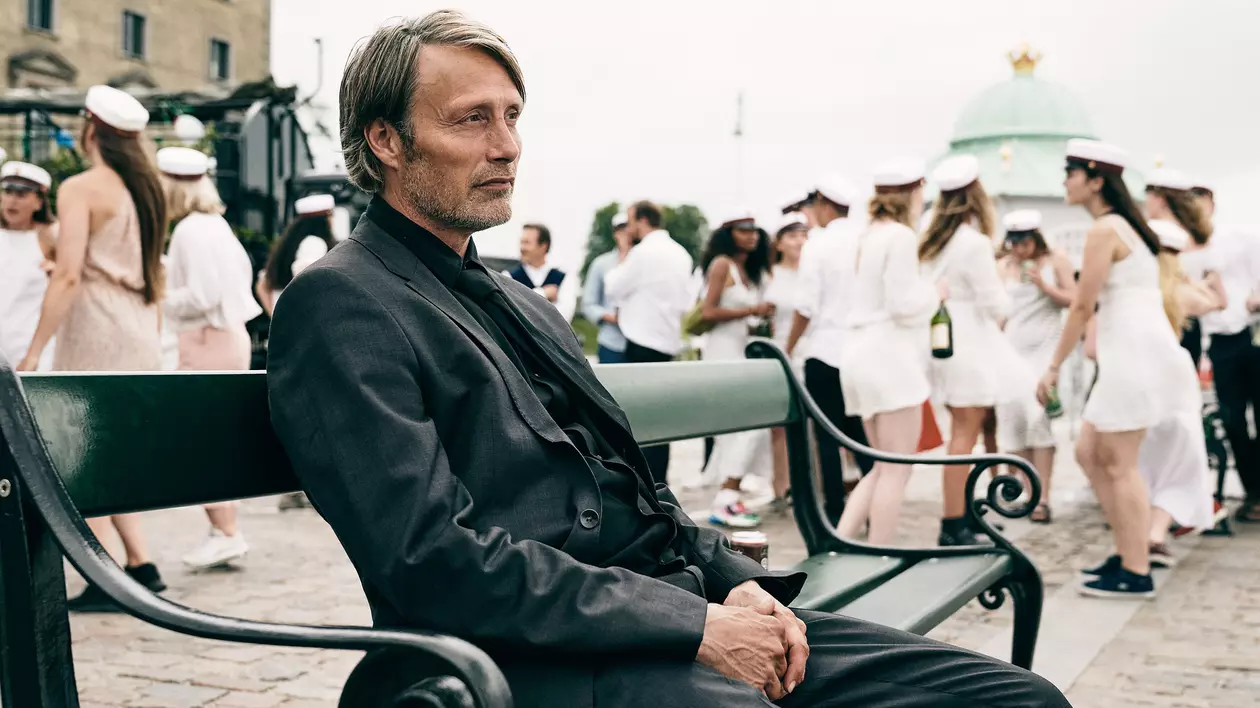 Marele actor Mads Mikkelsen, despre alcool, care e tema noului său film: „Să ai grijă de viața ta, atât timp cât o ai, că probabil doar una ai”
