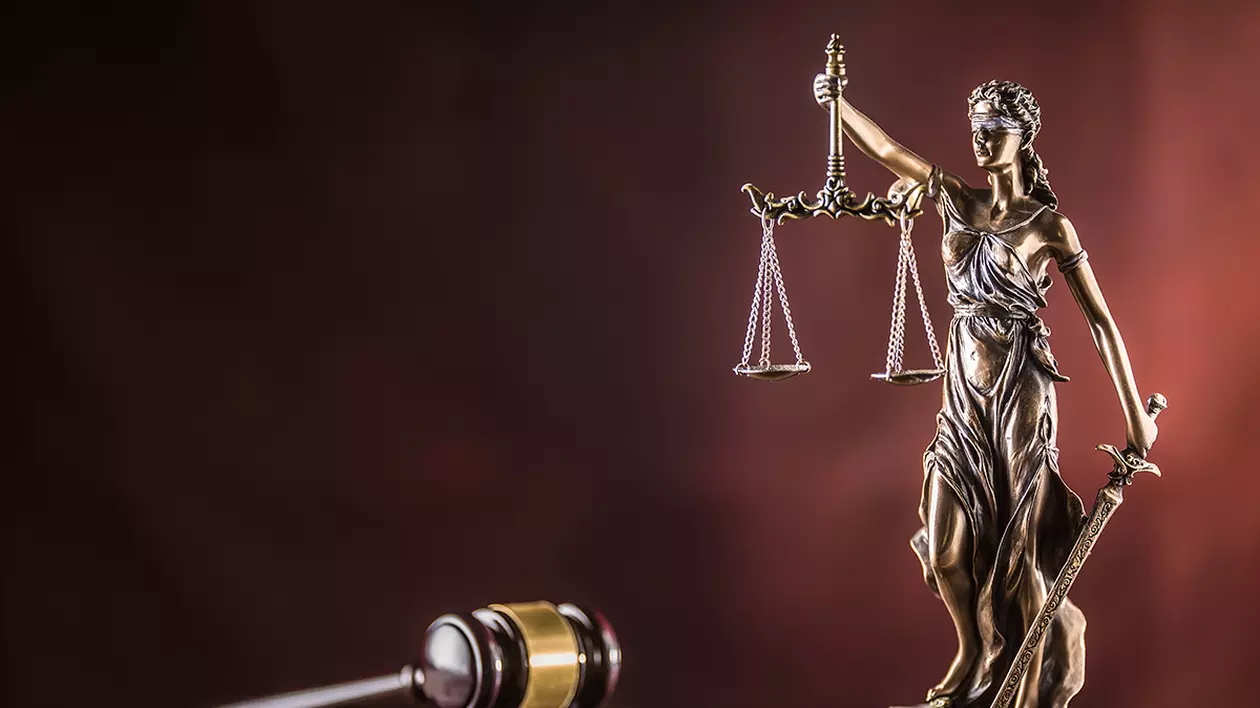 Un judecător din Iași cere unui jurnalist de investigație să facă „precizări despre sursa informațiilor”, după ce a dezvăluit că medicul Tudor Ciuhodaru își face pontajul din pix