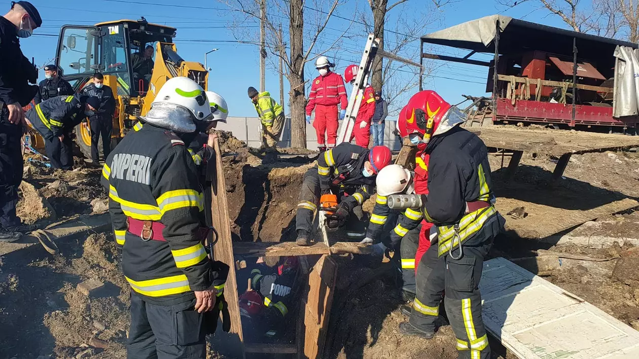Un tânăr de 25 de ani a murit după ce un mal de pământ s-a surpat peste el: „Erau la finalul lucrărilor, a coborât să ia o scară”