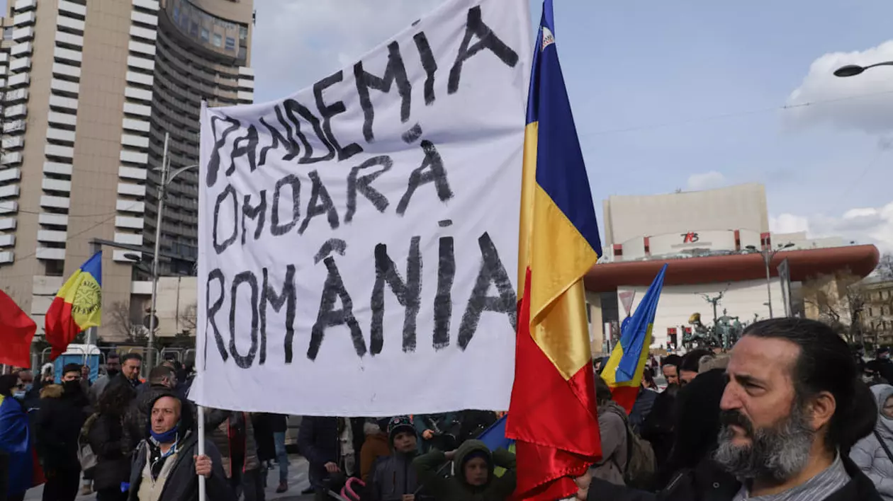Proteste anti-mască în Piața Victoriei și în Piața Universității