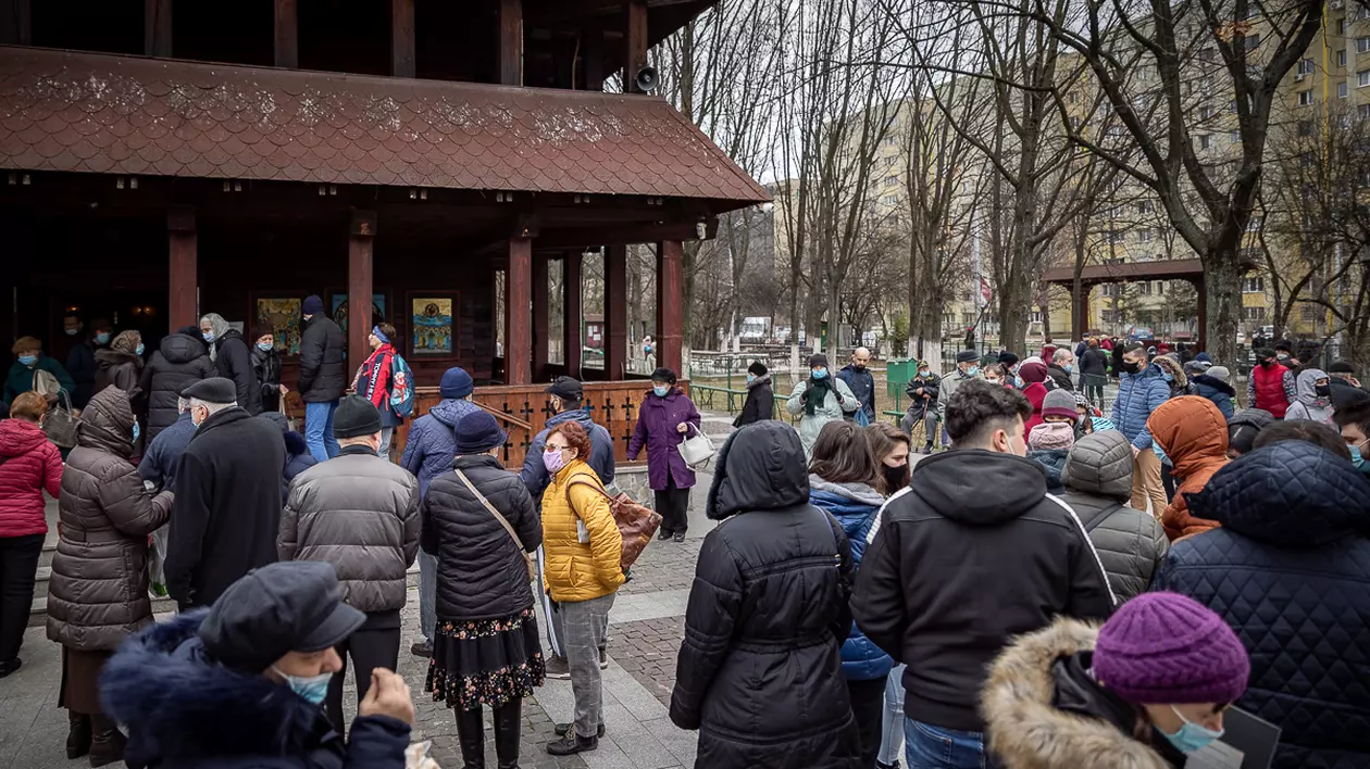 Zeci de oameni s-au închinat duminică la biserica vandalizată din Parcul Titan. Preotul Pîrvu: „Întoarcem celălalt obraz, biserica e un loc al păcii”
