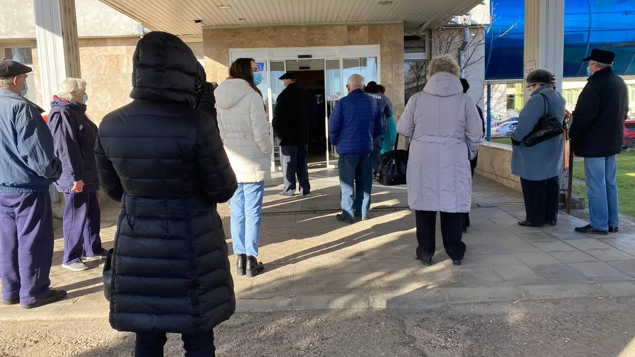 Coadă la primul centru de vaccinare „după model israelian” din România. E non-stop, dar încă nu preia pacienți pe tot parcursul nopții