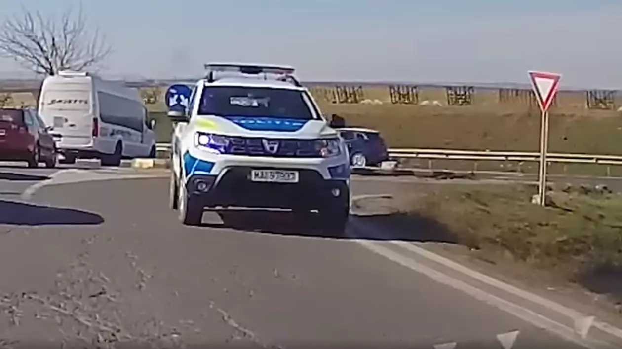 VIDEO | Polițist filmat circulând pe contrasens, pe un drum național. Cum l-au sancționat colegii