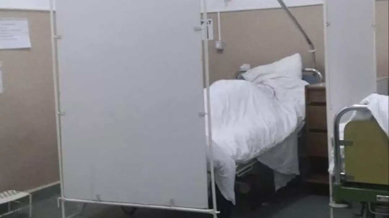 Anchetă la Spitalul Județean Arad, după ce un pacient a acuzat că trupul neînsuflețit al unui bolnav a fost lăsat mai multe ore în salon