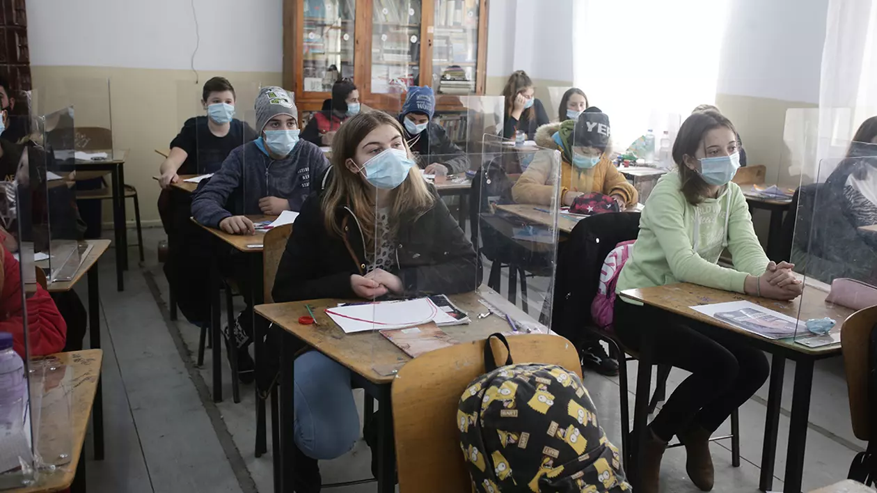 Doi profesori critică schimbările din structura anului școlar: „Ministerul Educației nu pare să gândească mai departe de săptămâna viitoare”