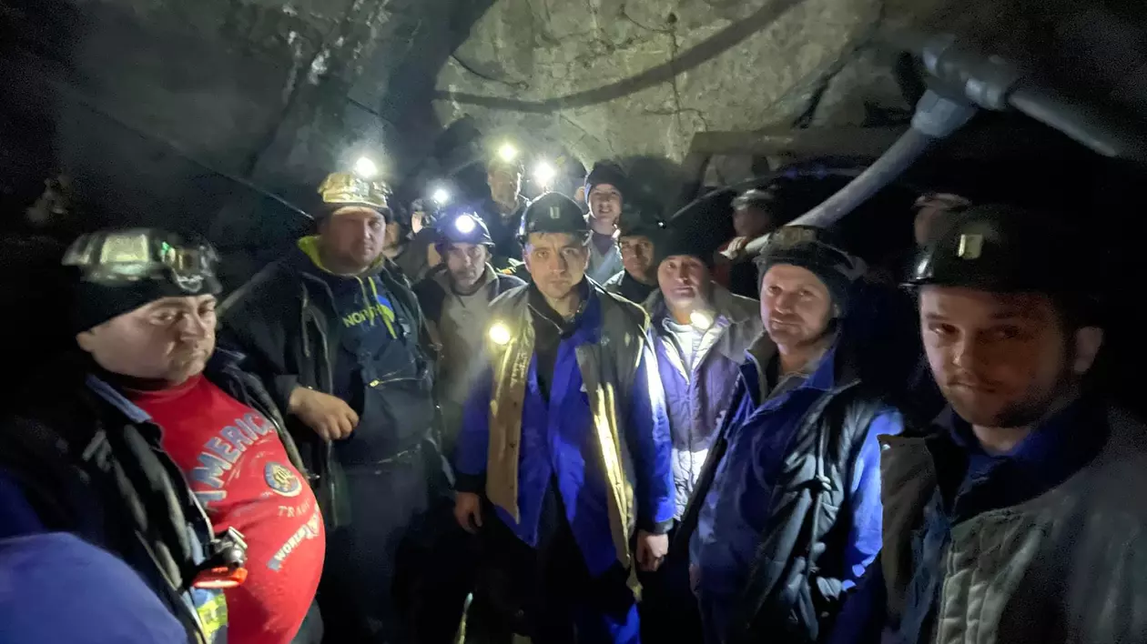 Minerii aflați de cinci zile în grevă, trimiși de directorul Minei Crucea „la sparanghel, în Germania”, dacă nu le convine situația