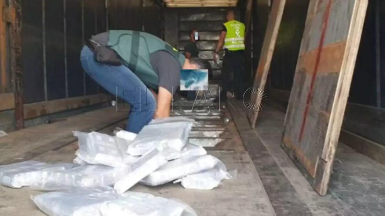 Şofer român de TIR, prins în Spania transportând o încărcătură în care erau ascunse aproape 800 de kilograme de droguri