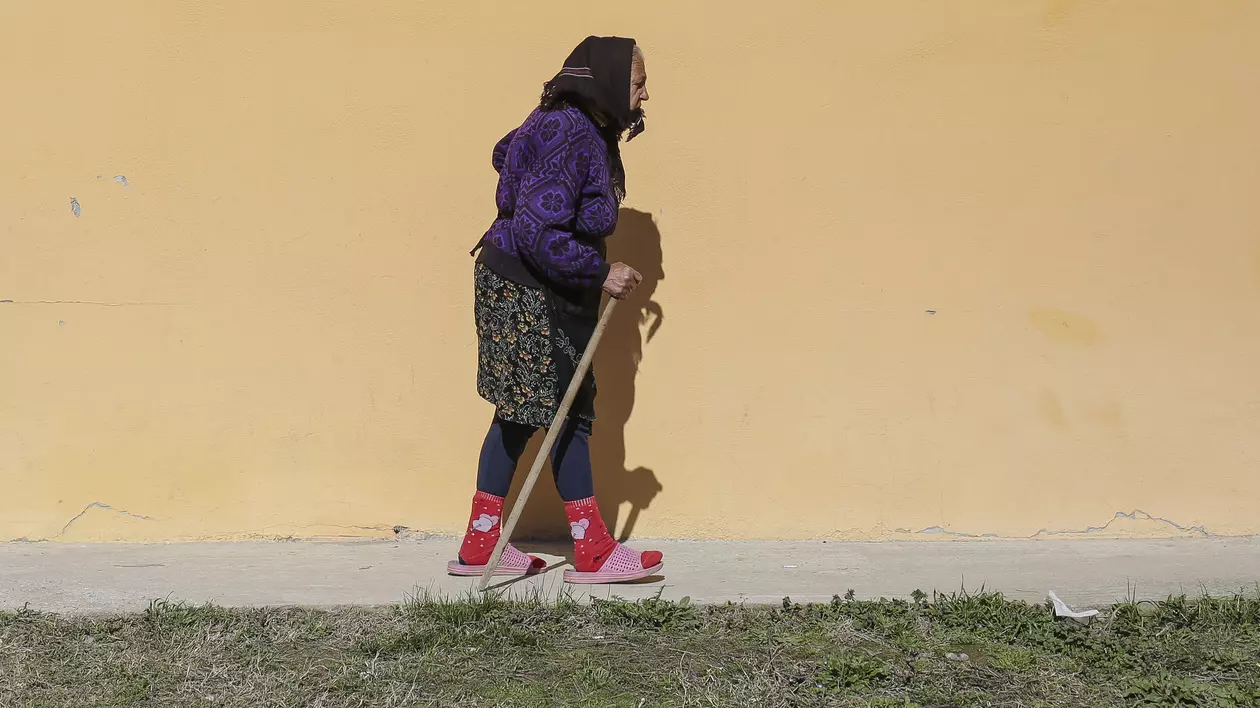 De Ziua Femeii, despre munca chinuită a femeilor de la sat, care sunt privite drept „asistate social” după zeci de ani de trudă la CAP