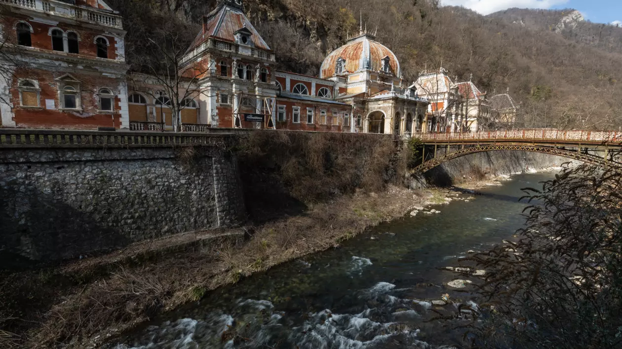 Dosarul „Băile Herculane”. 35 de persoane, trimise în judecată de DIICOT. Mai multe imobile din staţiune au fost cumpărate cu zahăr din rezervele statului