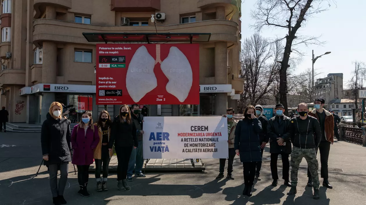 Manifest cu „plămâni” montați în fața Guvernului, care se înnegresc de la aerul poluat din București. Foto: Vlad Chirea / Libertatea