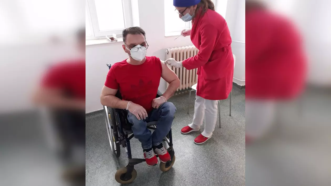 A rămas în scaun cu rotile dupa un vaccin din copilărie. Acum, bărbatul s-a vaccinat anti-COVID: „Mi-e mai frică de spitale decât de efecte adverse”