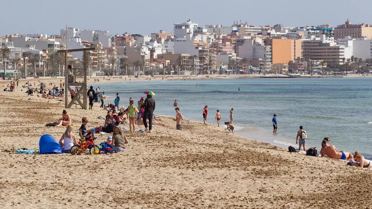 Imaginile cu mii de germani în vacanță în Mallorca și Creta, în plin val COVID, stârnesc indignare. „Noi murim în mizerie, dar turiștii pot veni!”