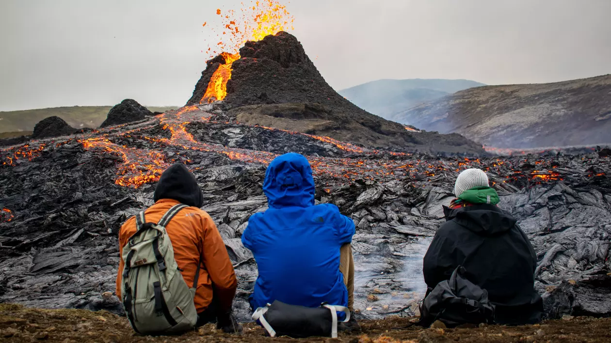 Vulcanul care a erupt în Islanda, principalul punct de atracție al insulei. Unii turiști chiar au fript cârnați deasupra pământului încins
