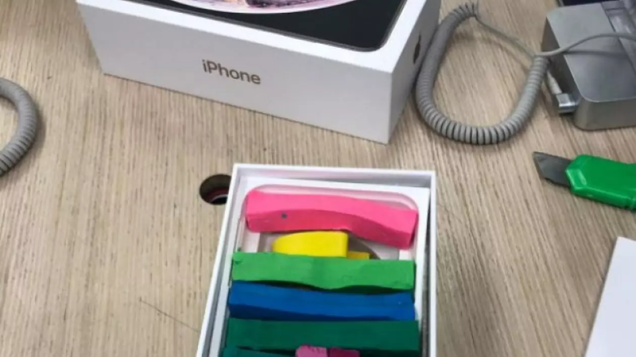 Cum ajung românii să cumpere plastilină în loc de iPhone, deși plasează comenzi la magazine de profil. Veriga slabă de pe traseul magazin-client