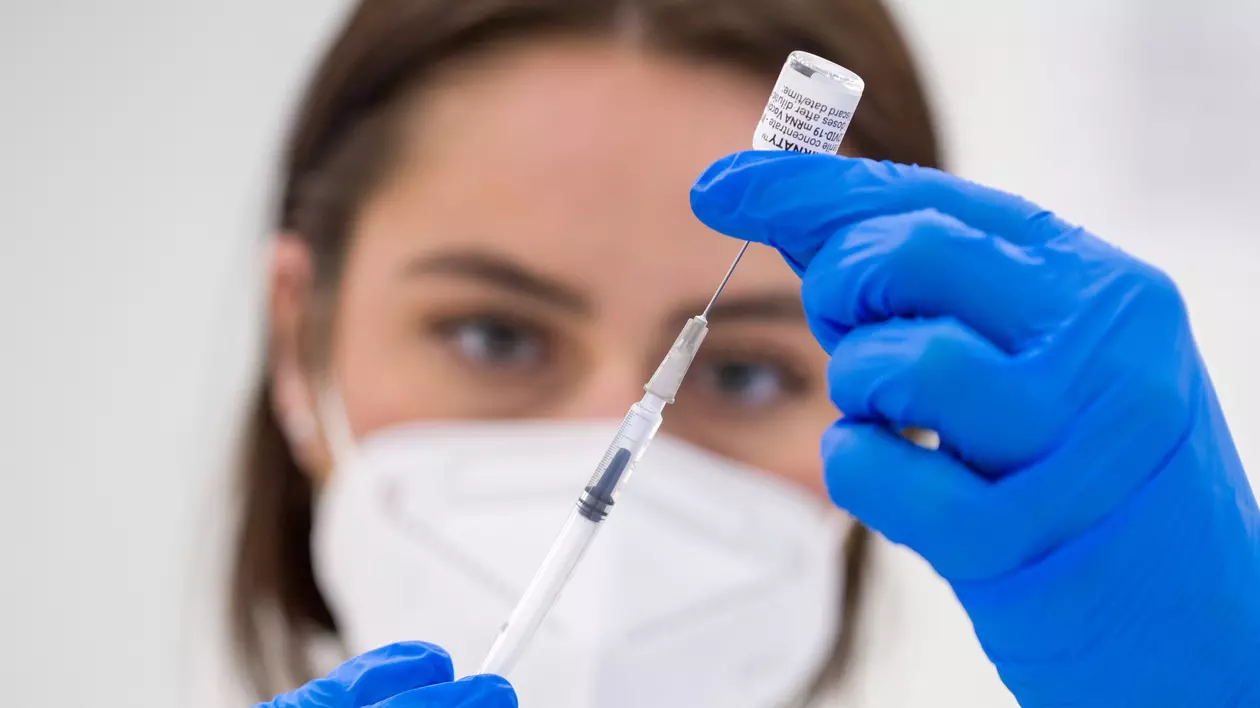 Coordonatorul vaccinului anti-Ebola avertizează OMS: Vaccinarea în pandemie favorizează răspândirea coronavirusului