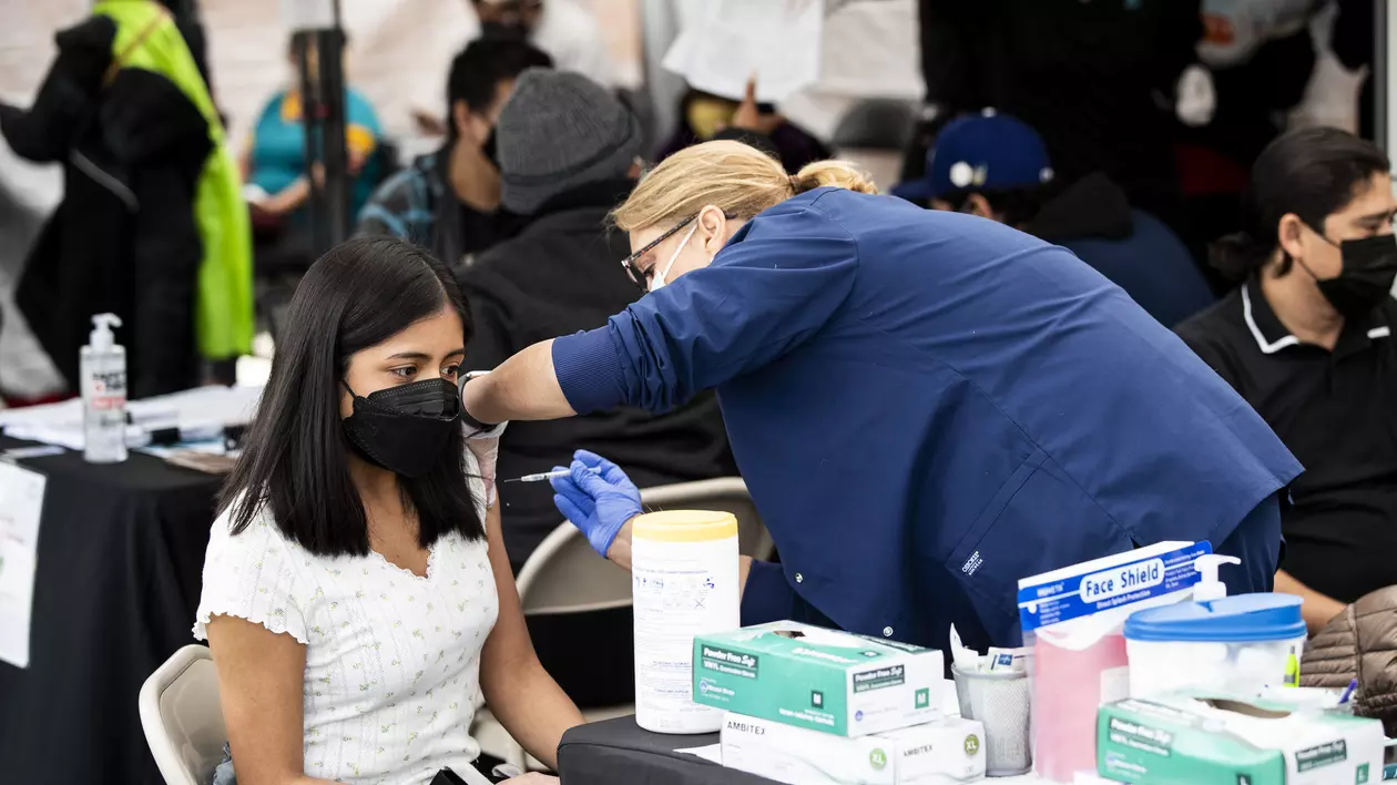 Expert din SUA: Persoanele vaccinate pot răspândi tulpina Delta. Ar trebui să poarte mască