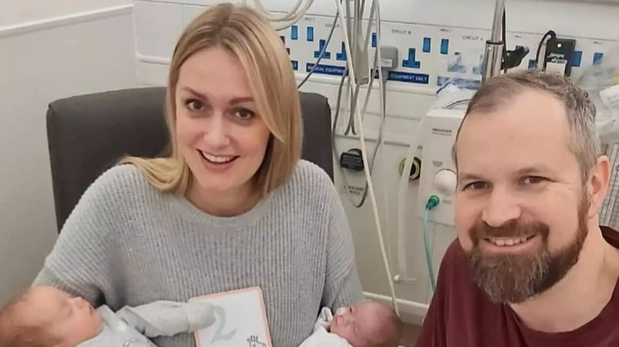 O femeie din Marea Britanie a născut gemeni concepuți la 3 săptămâni distanță
