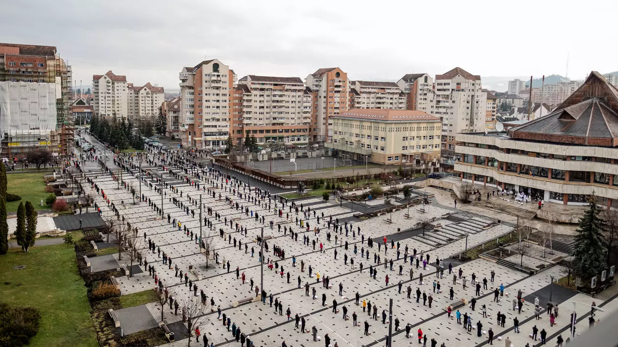 Imagini impresionante de la slujba de Paște din Miercurea Ciuc. Oameni aliniați pe 2 kilometri, cu distanțare socială. La final s-a intonat imnul Ungariei. Oameni aliniati pe bulevard