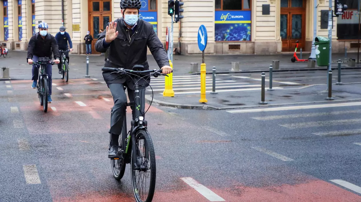 Klaus Iohannis a venit cu bicicleta la Palatul Cotroceni în Vinerea Verde