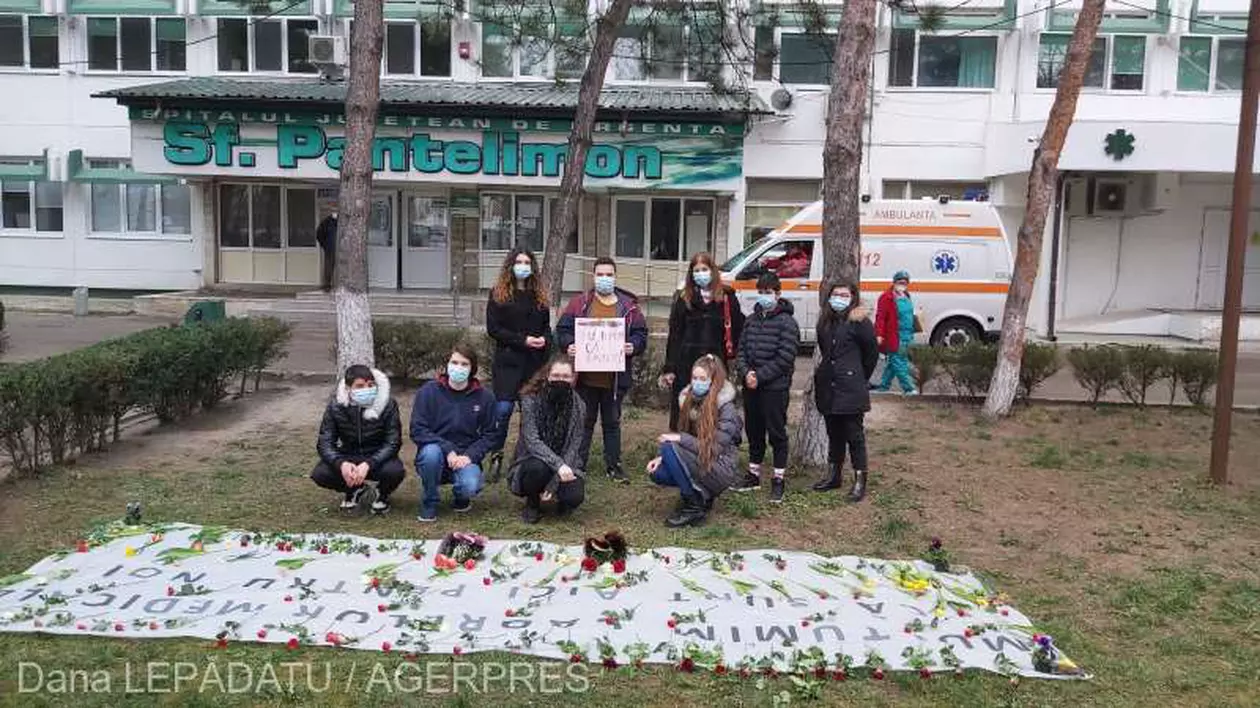 Flori pentru medicila Focșani. Foto: Agerpres