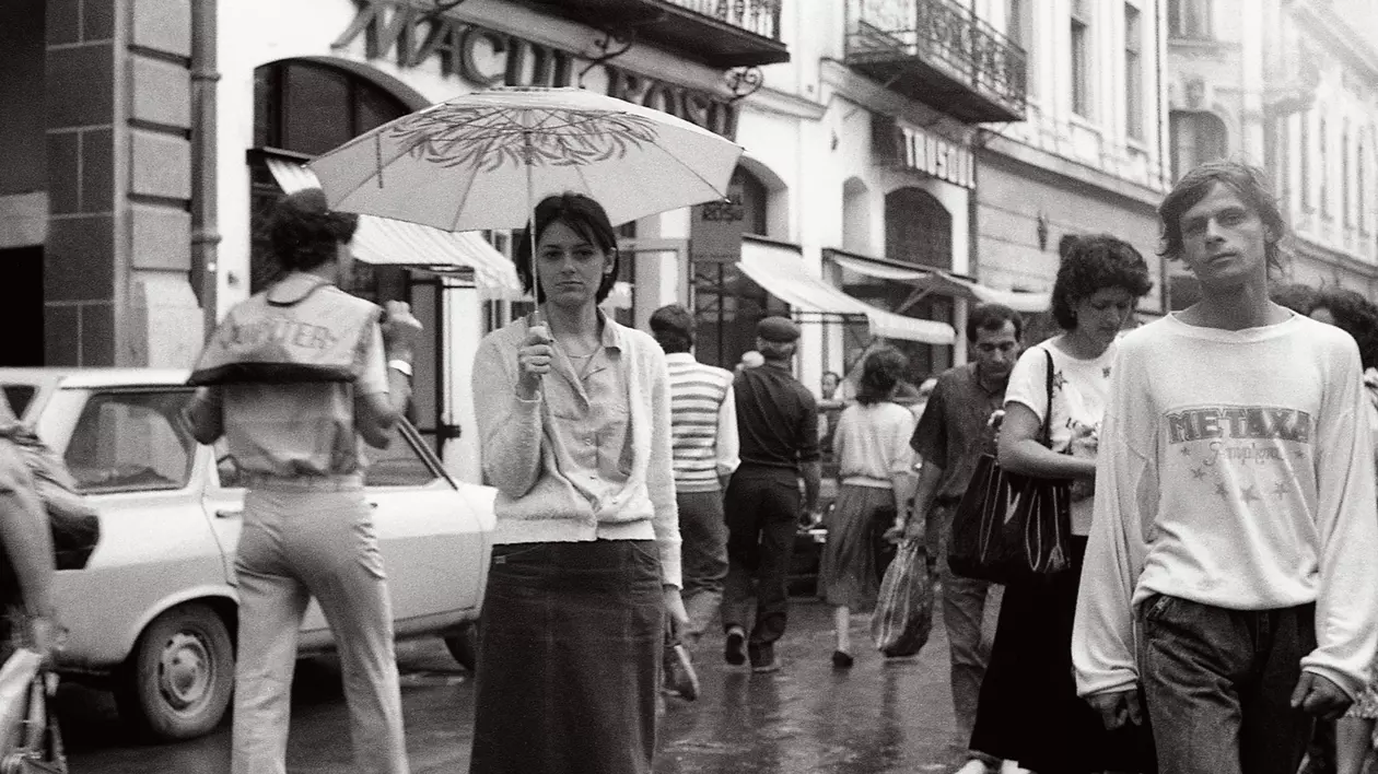 Fotograful care a surprins un roman de dragoste vizual în România anilor ’80. „Normalitatea unor tineri într-o lume orwelliană”
