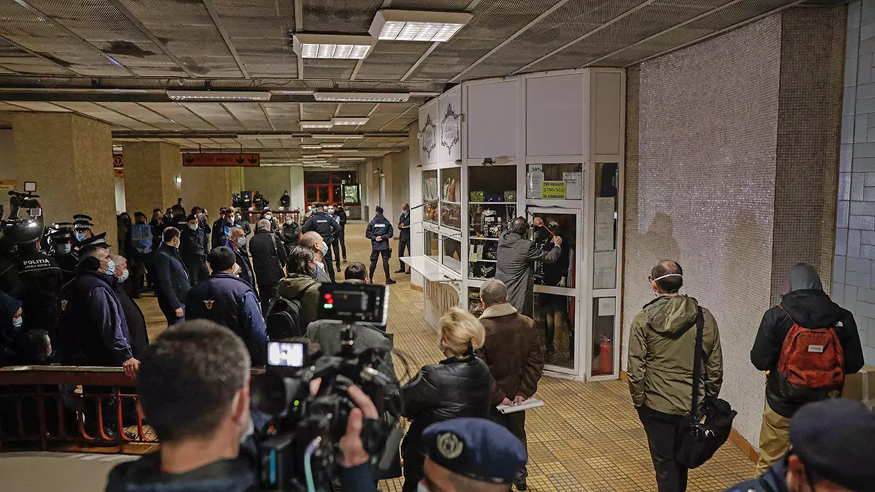 Chioșcuri demolate la stația de metrou Ștefan cel Mare. Foto: George Călin / Inquam Photos
