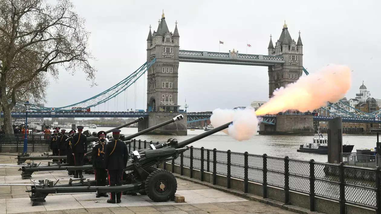 Imagini impresionante din Marea Britanie. Salve de tun, timp de 40 de minute, în onoarea Prinţului Philip