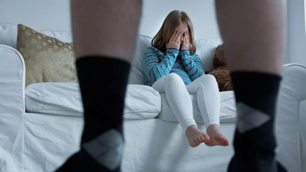Un an cu suspendare pentru act sexual cu o minoră. Aceeași persoană, acuzată de favorizarea infractorului într-un caz de viol asupra unei fete de 10 ani