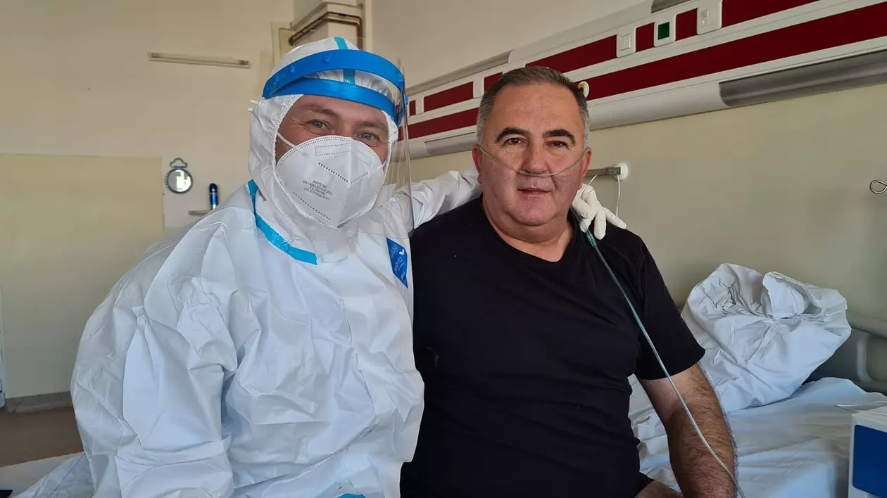 Titi Aur, fotografie cu medicul care l-a tratat de COVID înainte de externare. „Doi învingători”