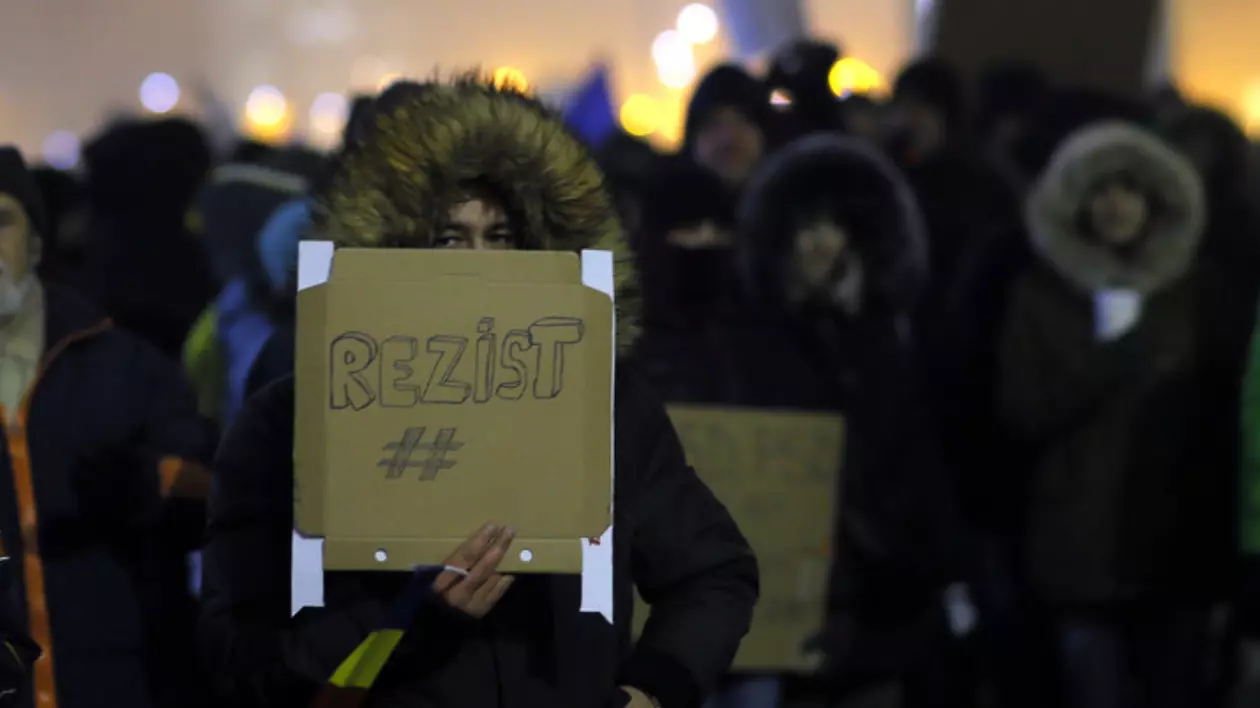 Cine seamănă vânt culege furtună. La ce ne-au adus înjurăturile „tinerilor frumoși și liberi”