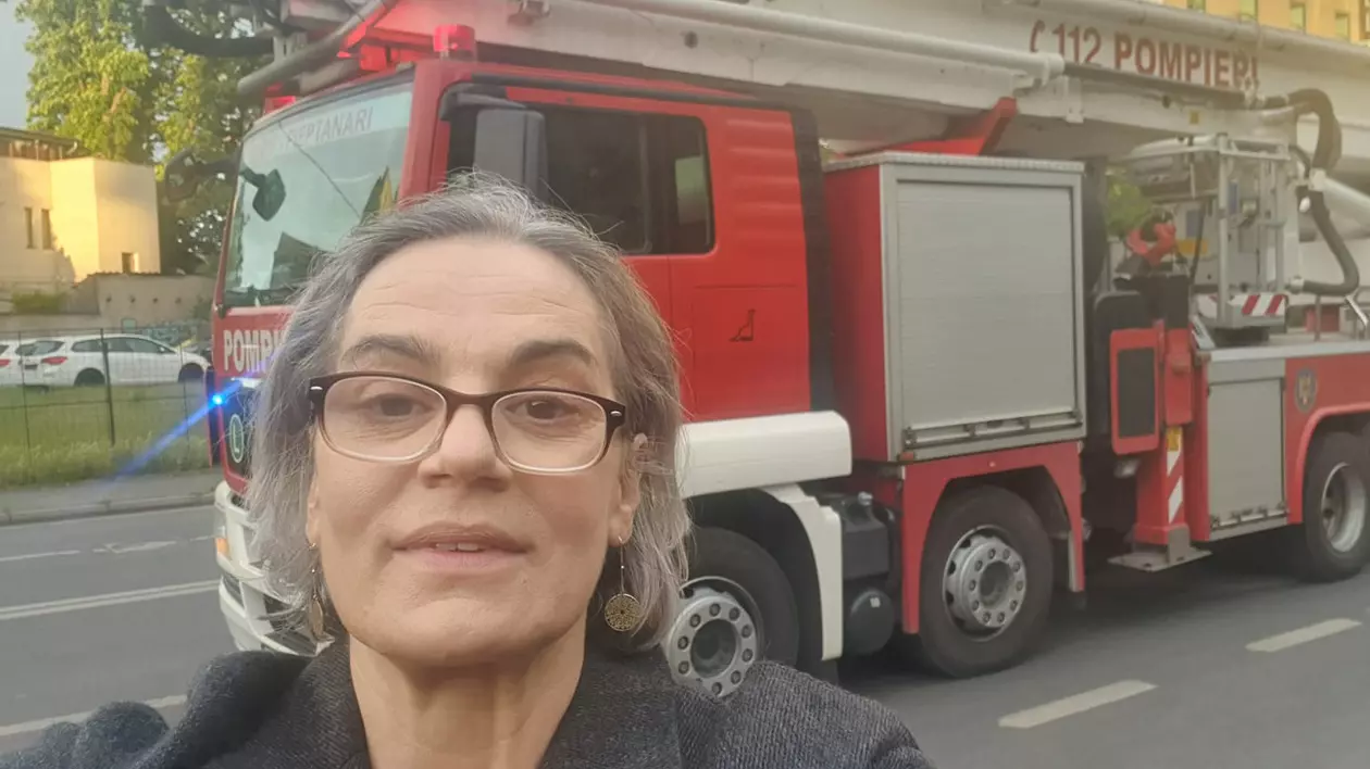 Acoperișul Teatrului Evreiesc de Stat, afectat de vântul puternic. ”E vesel! Zboară tabla”