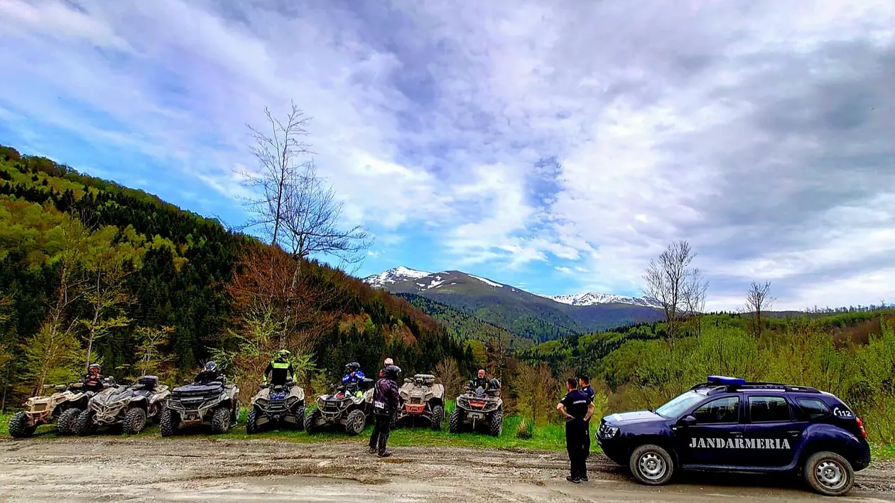 Şapte străini, amendaţi de jandarmi, după ce au fost prinşi cu ATV-urile pe Muntele Mic: ”Nu este paradisul off-road-ului!”