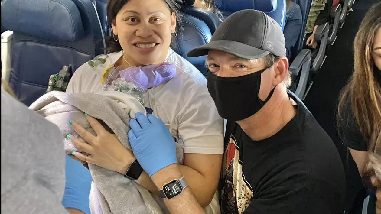 Bebeluș născut în avion. Mama a fost asistată de personal medical aflat printre pasageri