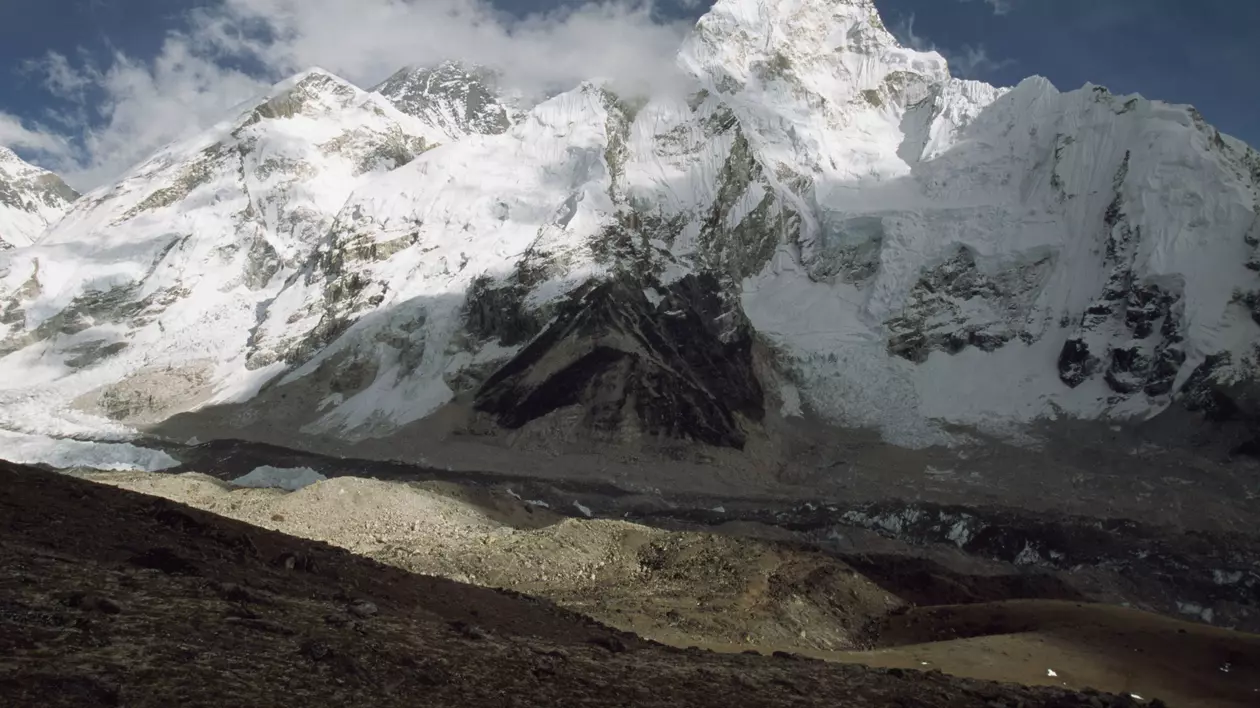 China a suspendat expedițiile pe Everest de teama COVID. Cum s-ar putea infecta alpiniștii