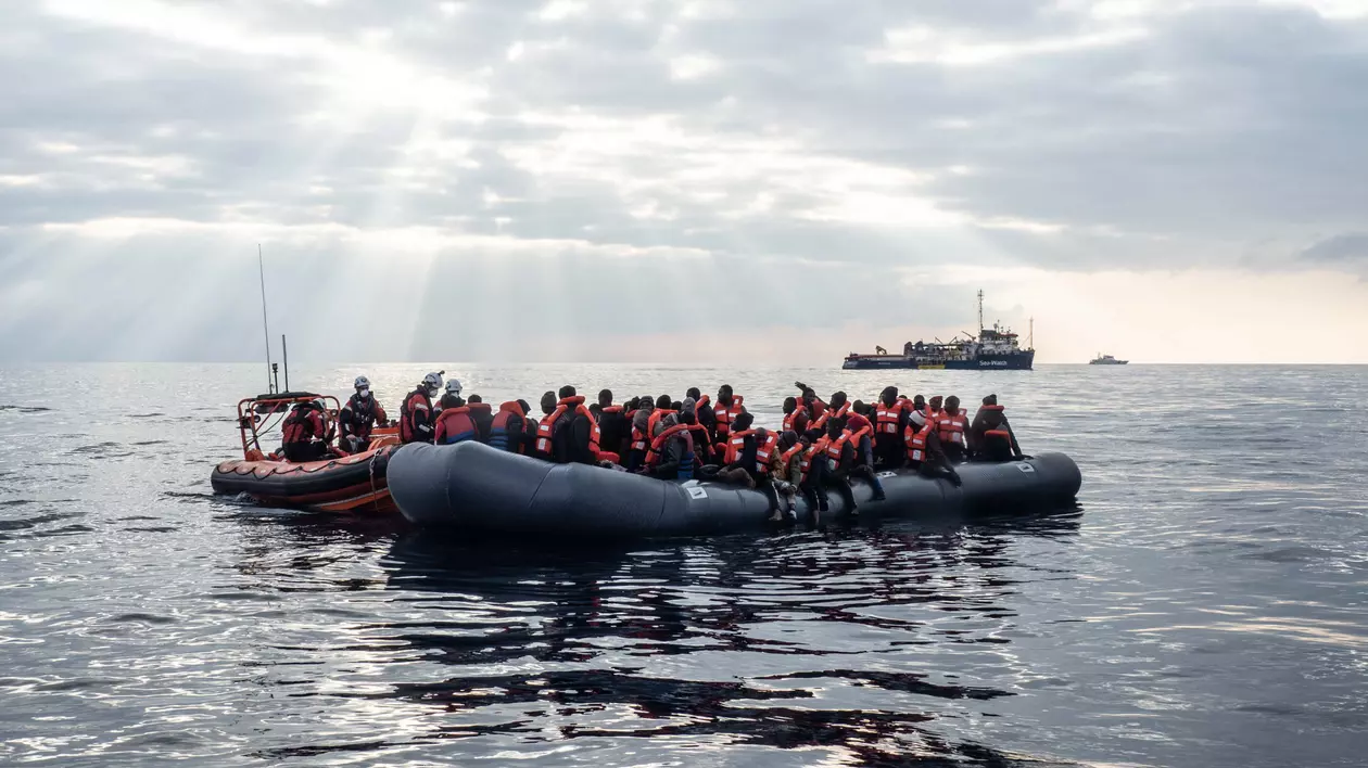 O barcă cu migranți s-a scufundat în largul Libiei. Cel puțin 57 de oameni au murit
