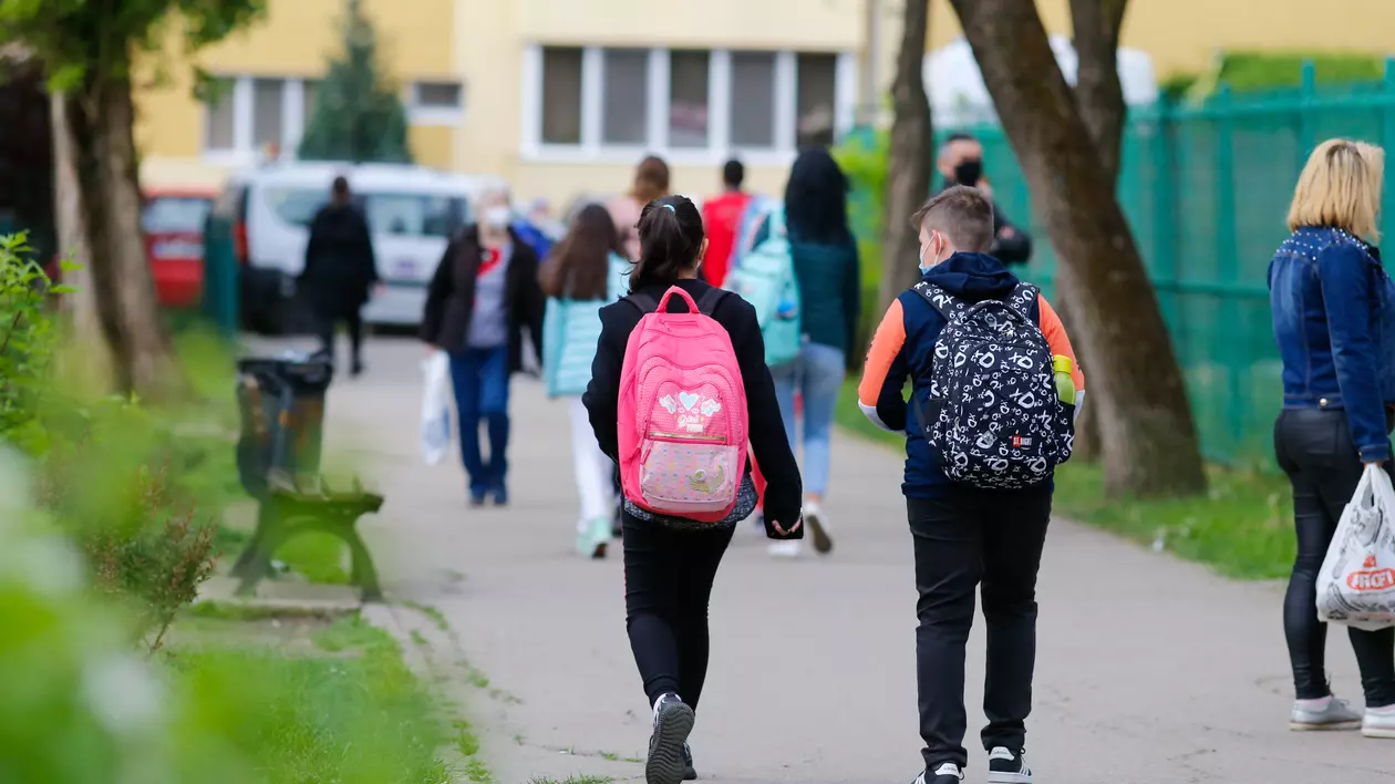 Ministrul educației: Școlile vor funcționa cu prezență fizică în săptămâna 17-21 mai, dacă vineri rata de incidență este sub 1 la mie