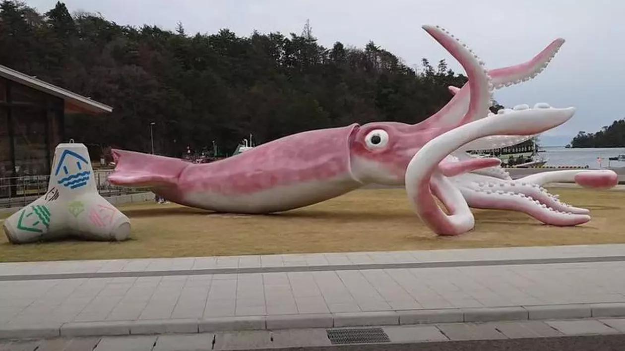 O statuie cu un calmar uriaș a fost ridicată în Japonia cu banii de ajutor împotriva COVID-19