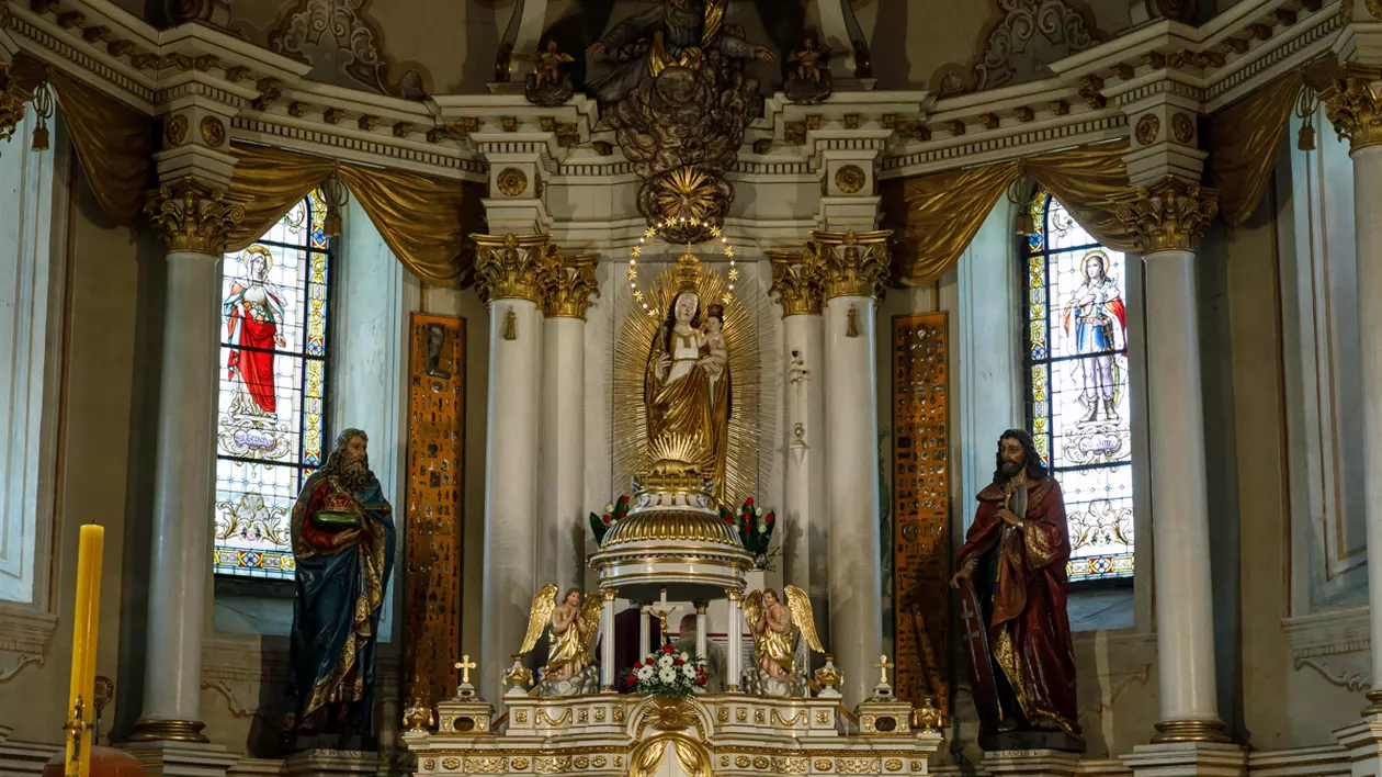 Statuia Sfintei Fecioare Maria, în mijlocul altarului. Foto: Vlad Chirea