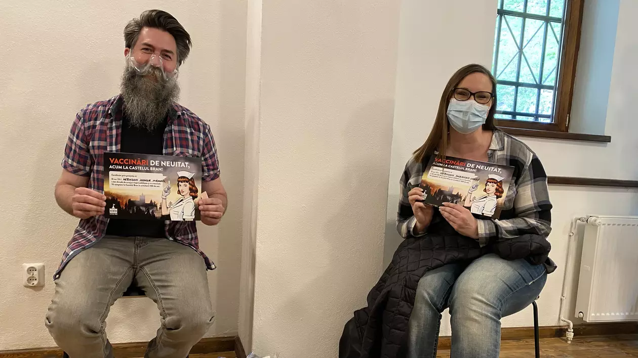 Cum decurge vaccinarea la Castelul Bran. Mai mulți turiști străini, printre cei imunizați